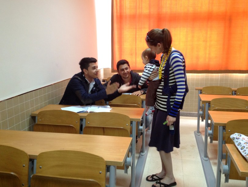 Students chatting with Eddie