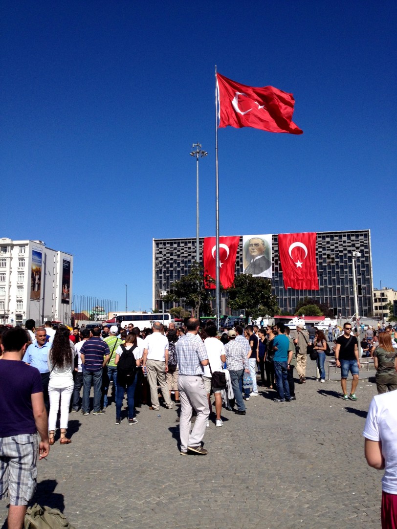 Demonstrators from both sides at Taksim 