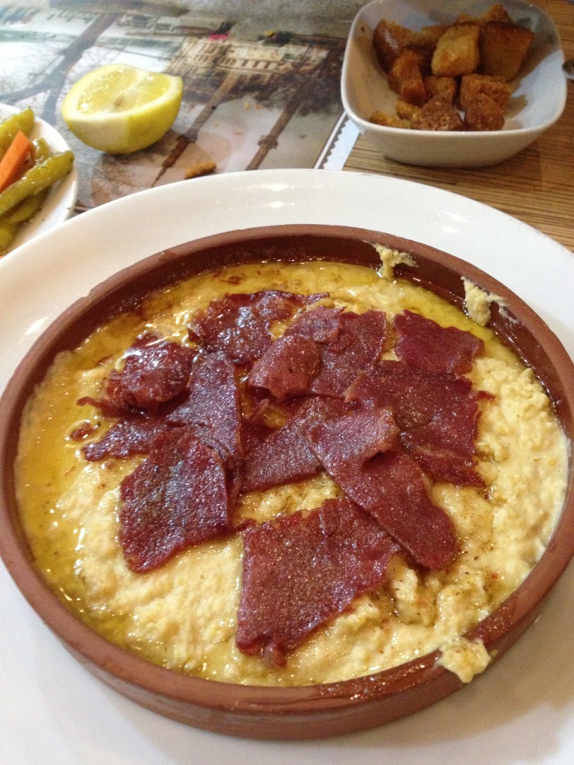 I love hummus, so although it's not as common on a Turkish table as people might think, we got some, topped with hot pastimra
